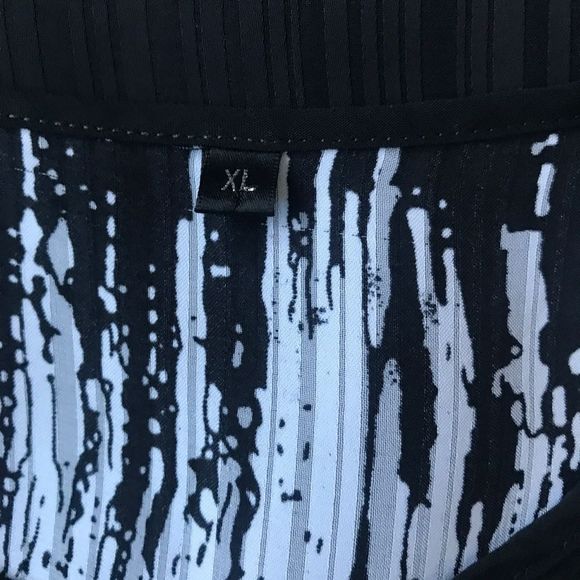 Elegant Black and White Women's Blouse - Picture 9 of 9